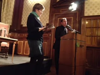 Ellen Widmaier en Menno Wigman lezen voor achter het katheder