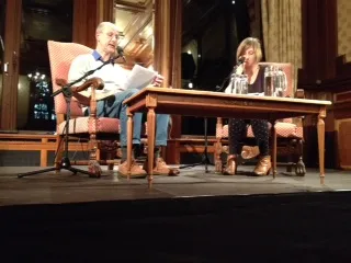 Thomas Kade en Els Moors lezen zittend voor