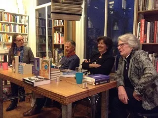 Gerda Meijerink, Pietha de Voogd, Jan Pieter van der Sterre en Bianca in gesprek aan een tafel