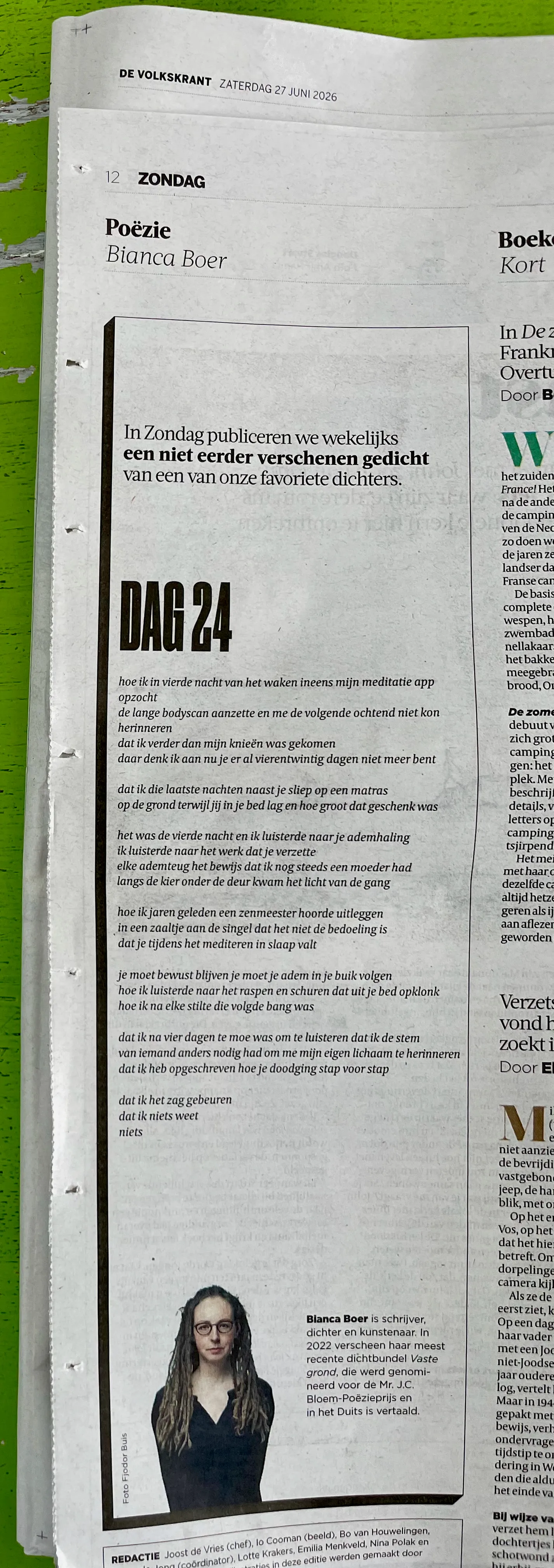 Dag 24, gedicht van Bianca Boer op pagina 12 in de volkskrant die op tafel ligt