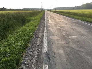 Een verlaten weg in Duitsland aan het begin van de avond