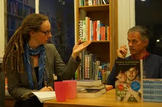 Jan Pieter van der Sterre in gesprek met Bianca over het vertalen van het winnende boek bij boekhandel v/h van Gennep
